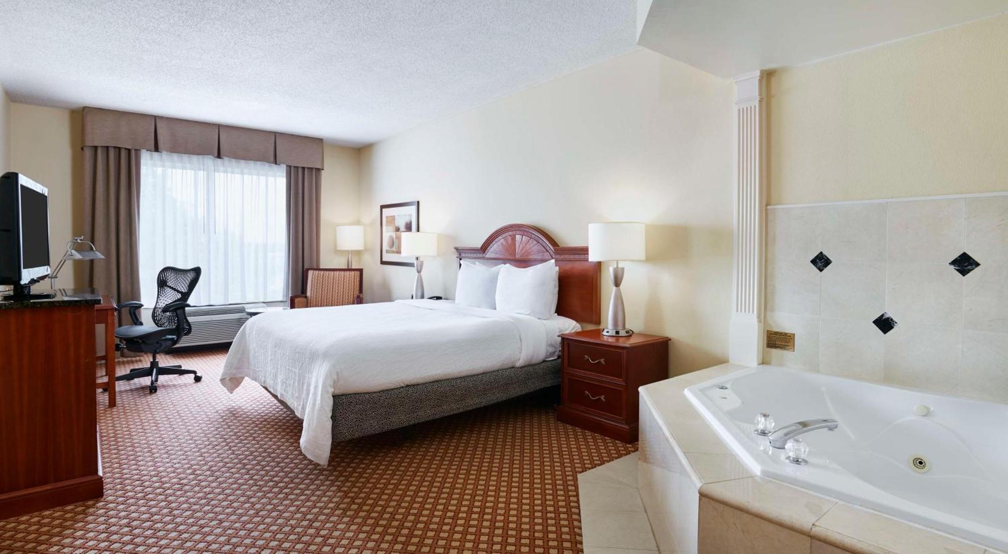 Hilton Garden Inn Charlotte North Экстерьер фото