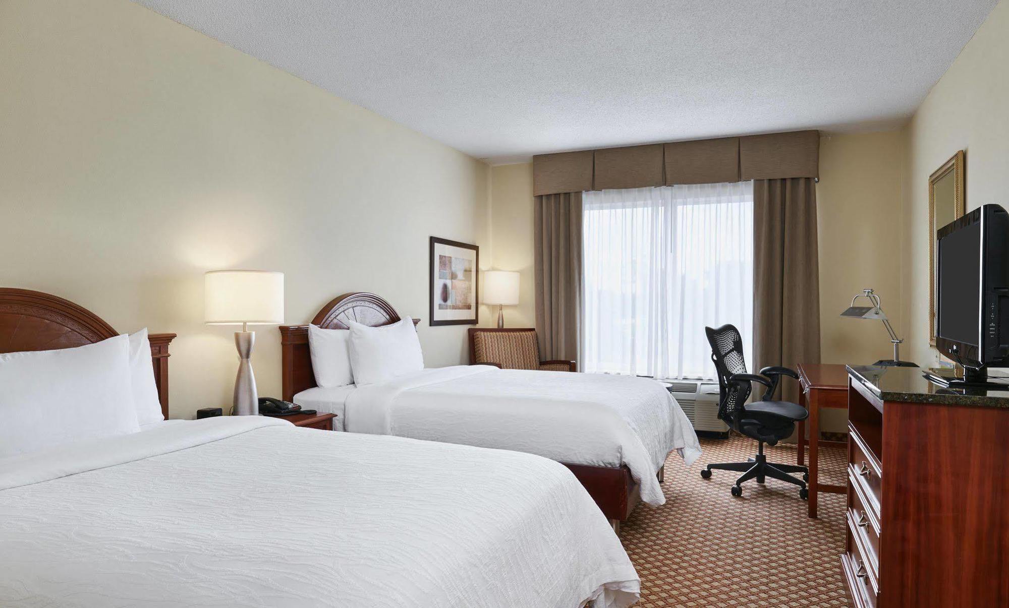 Hilton Garden Inn Charlotte North Экстерьер фото