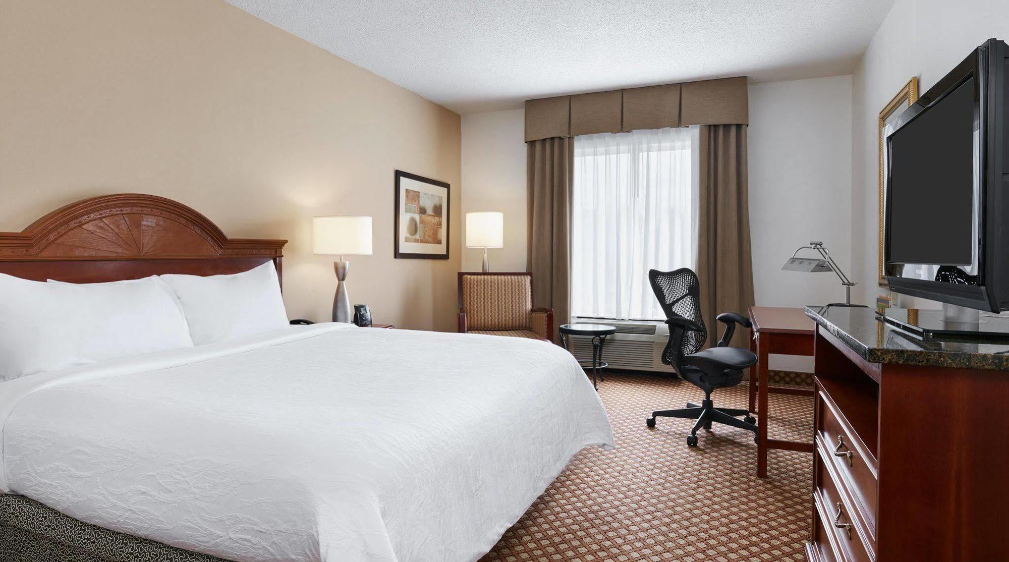 Hilton Garden Inn Charlotte North Экстерьер фото